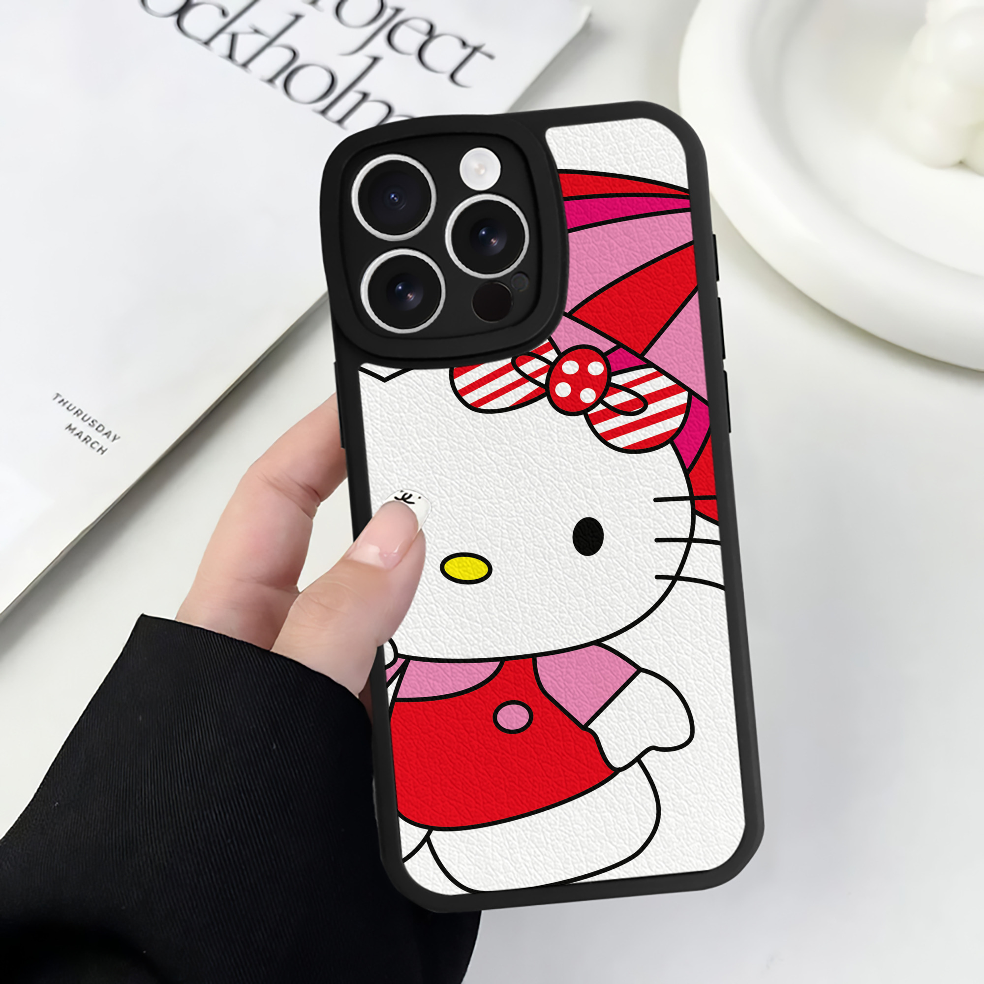 （画像用） Hello Kitty ハローキティ 【iPhone 16シリーズ対応】シリコンスマホケース（レザー調） 材質：シリコン